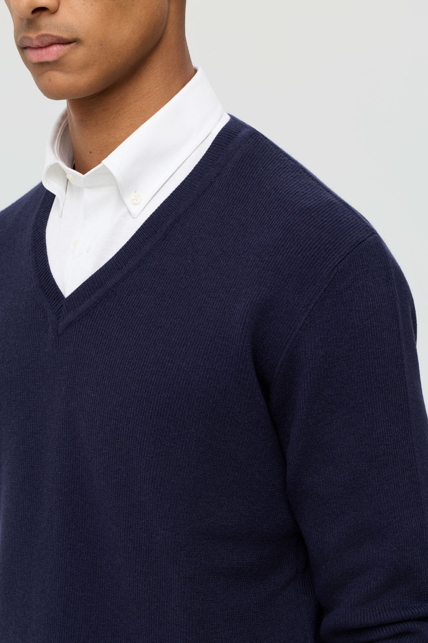 Hochwertiger Herren-Strickpullover mit V-Ausschnitt – Weiche Wollmischung | Modell 8025