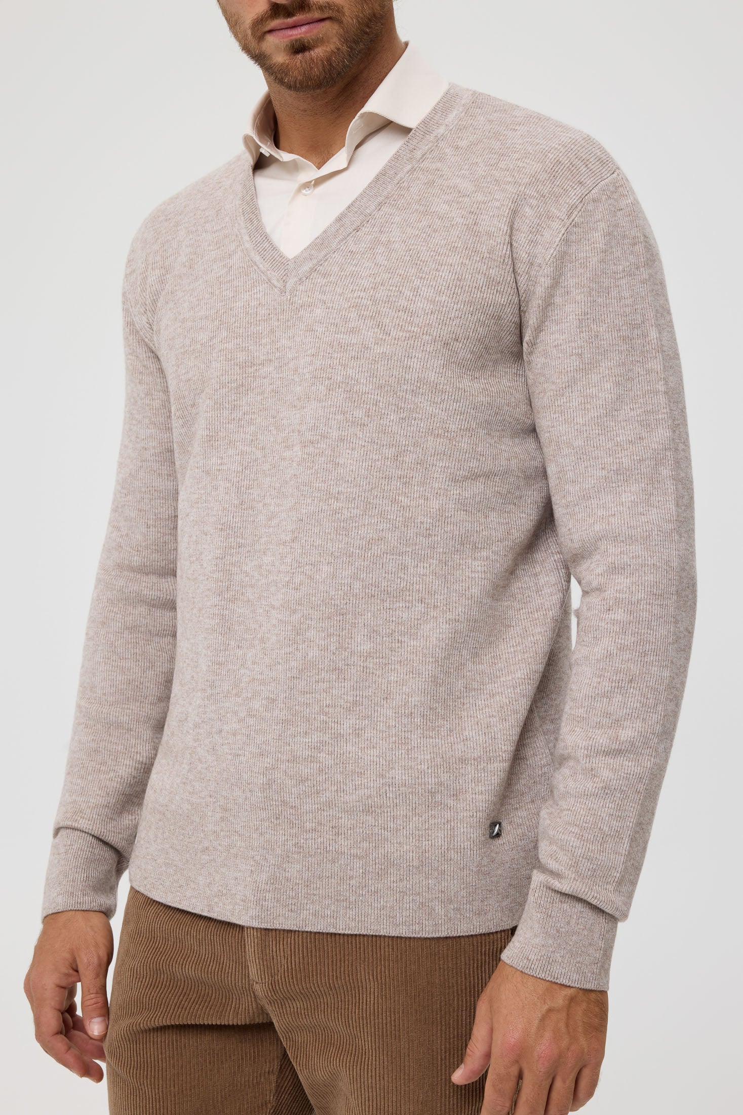 Hochwertiger Herren-Strickpullover mit V-Ausschnitt – Weiche Wollmischung | Modell 8025