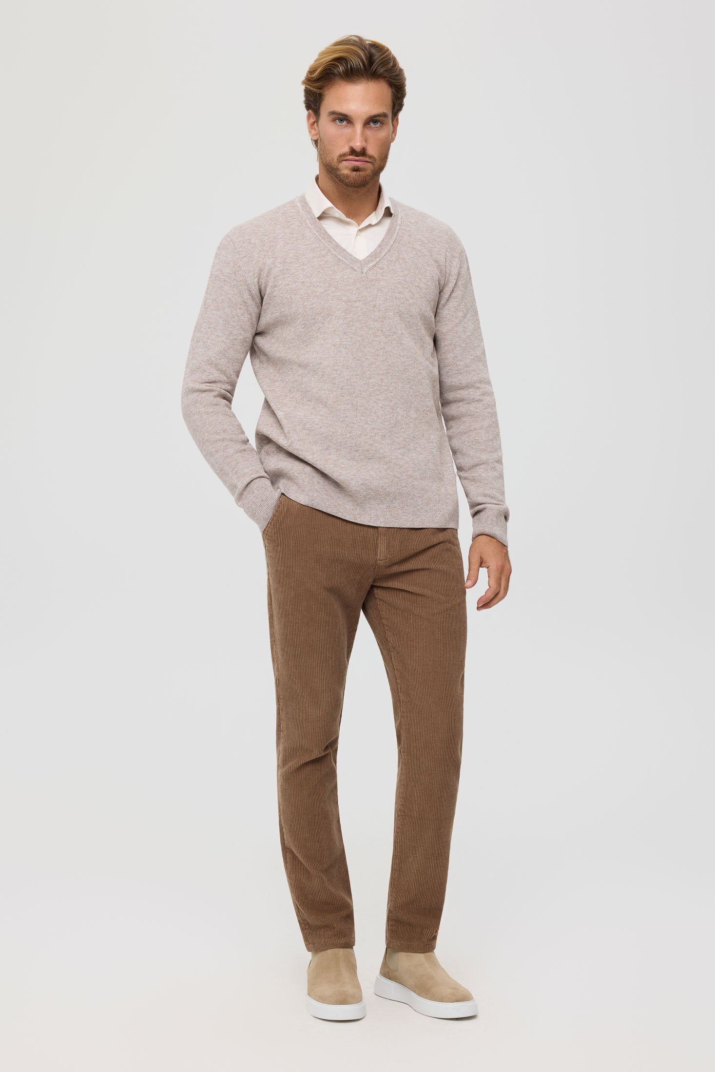 Hochwertiger Herren-Strickpullover mit V-Ausschnitt – Weiche Wollmischung | Modell 8025