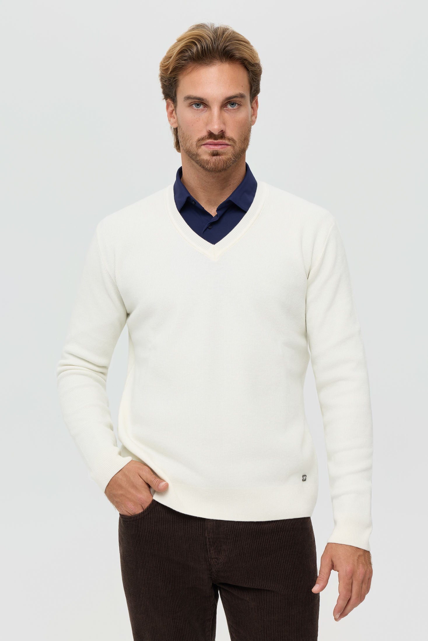 Hochwertiger Herren-Strickpullover mit V-Ausschnitt – Weiche Wollmischung | Modell 8025