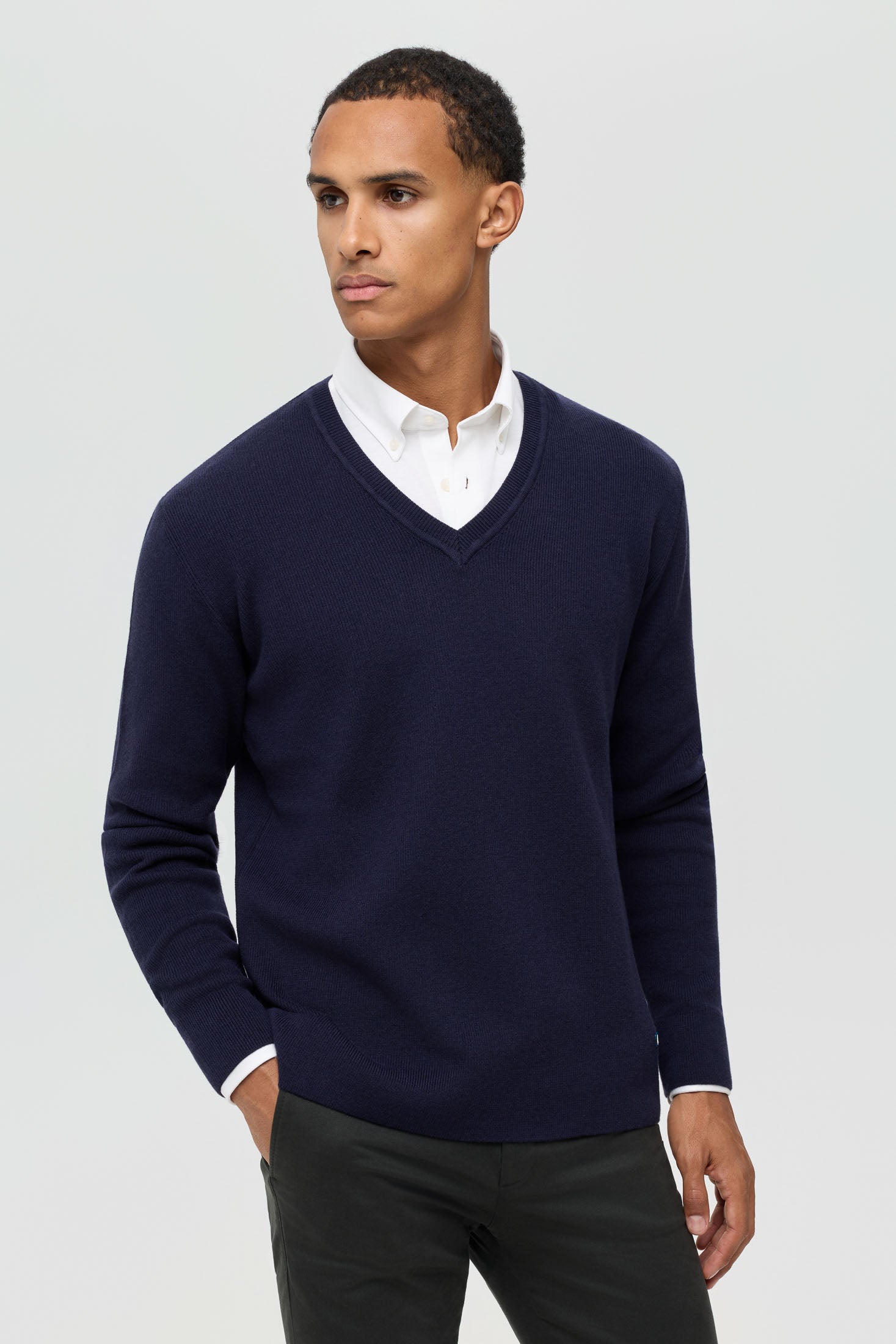 Hochwertiger Herren-Strickpullover mit V-Ausschnitt – Weiche Wollmischung | Modell 8025