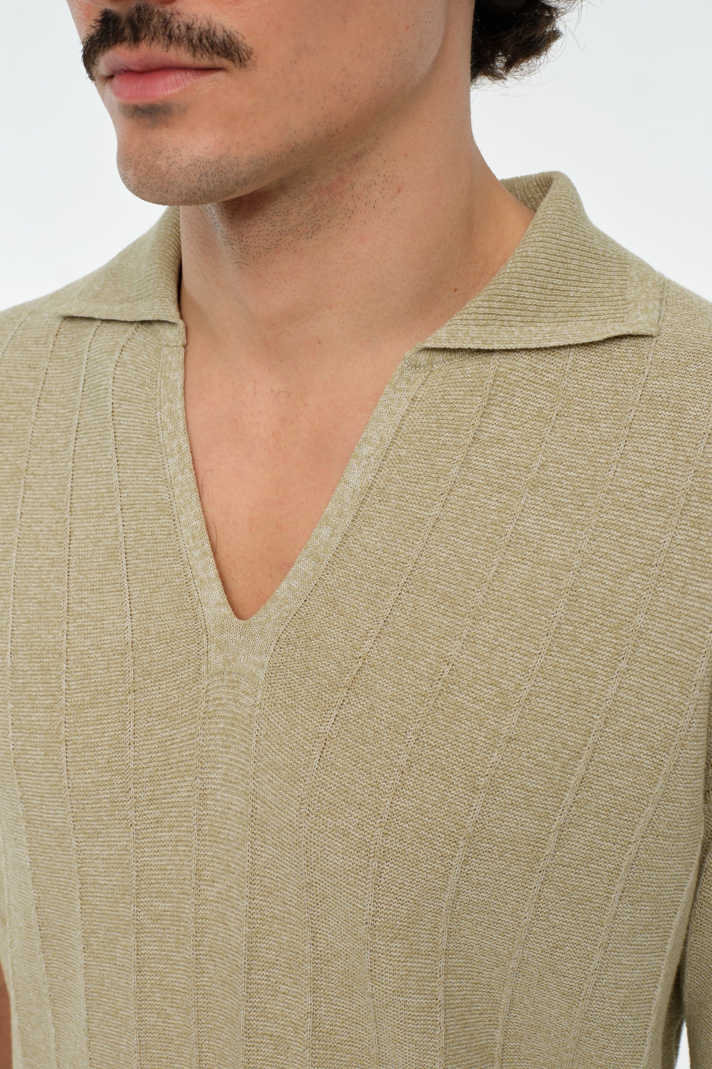 Strick-Polo mit offenem Kragen | Relaxed Tailored Eleganz – Modell 8042