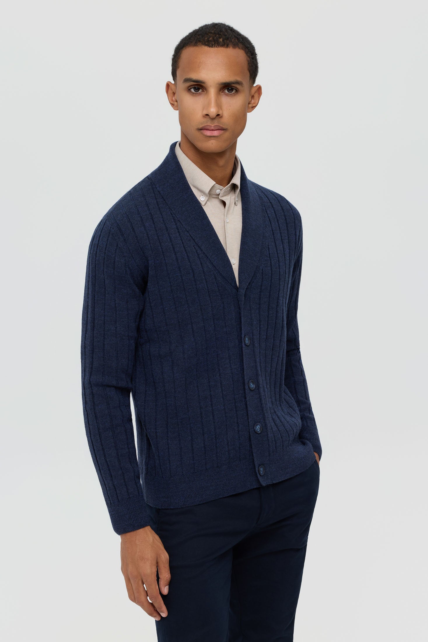 Hochwertige Herren-Strickjacke mit Schalkragen – Woll-Kaschmir-Mischung | Modell 8026