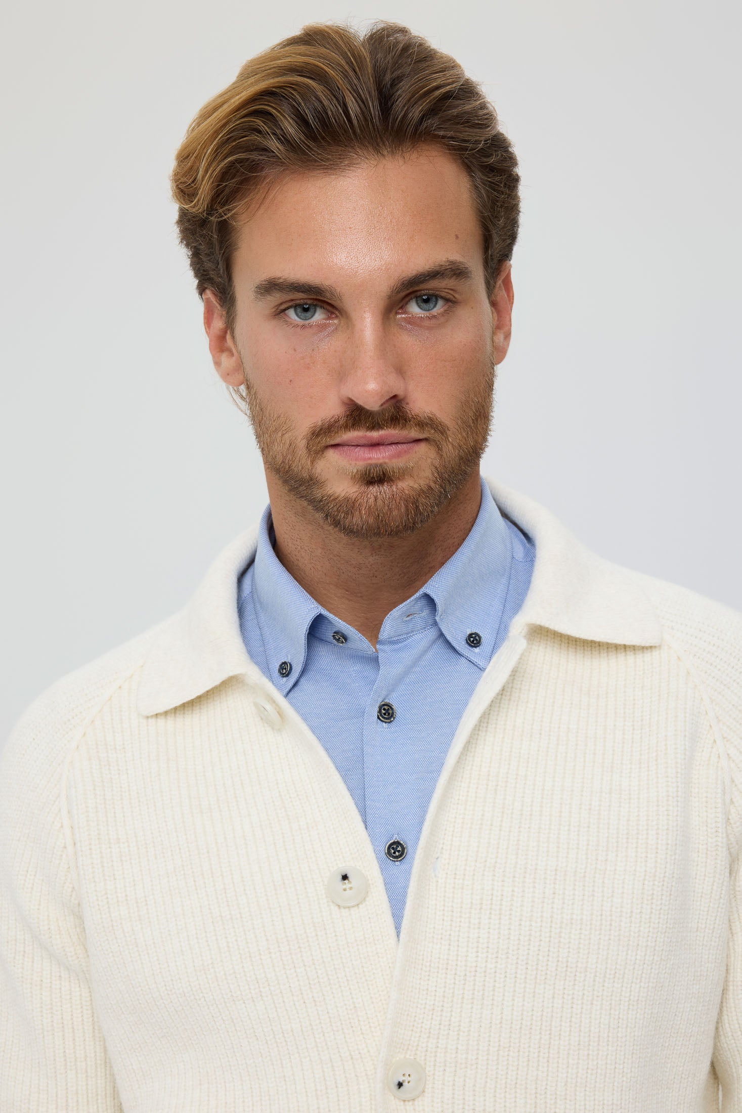 Hochwertiger Herren-Strickcardigan mit Knöpfen – Rippstrickstruktur | Modell 8027