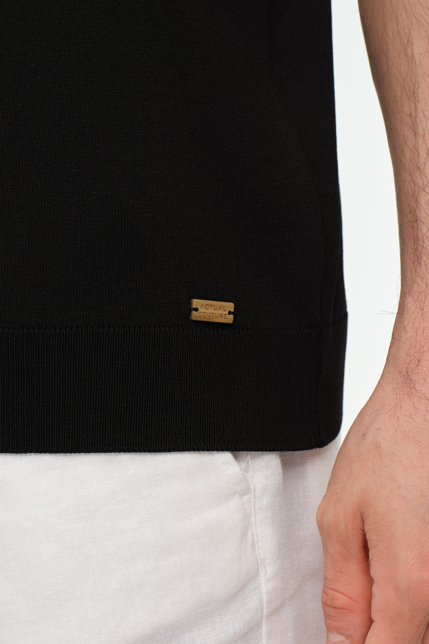 Refined Knit Polo with Zip Collar | Modern Tailored Elegance – Model 8040
