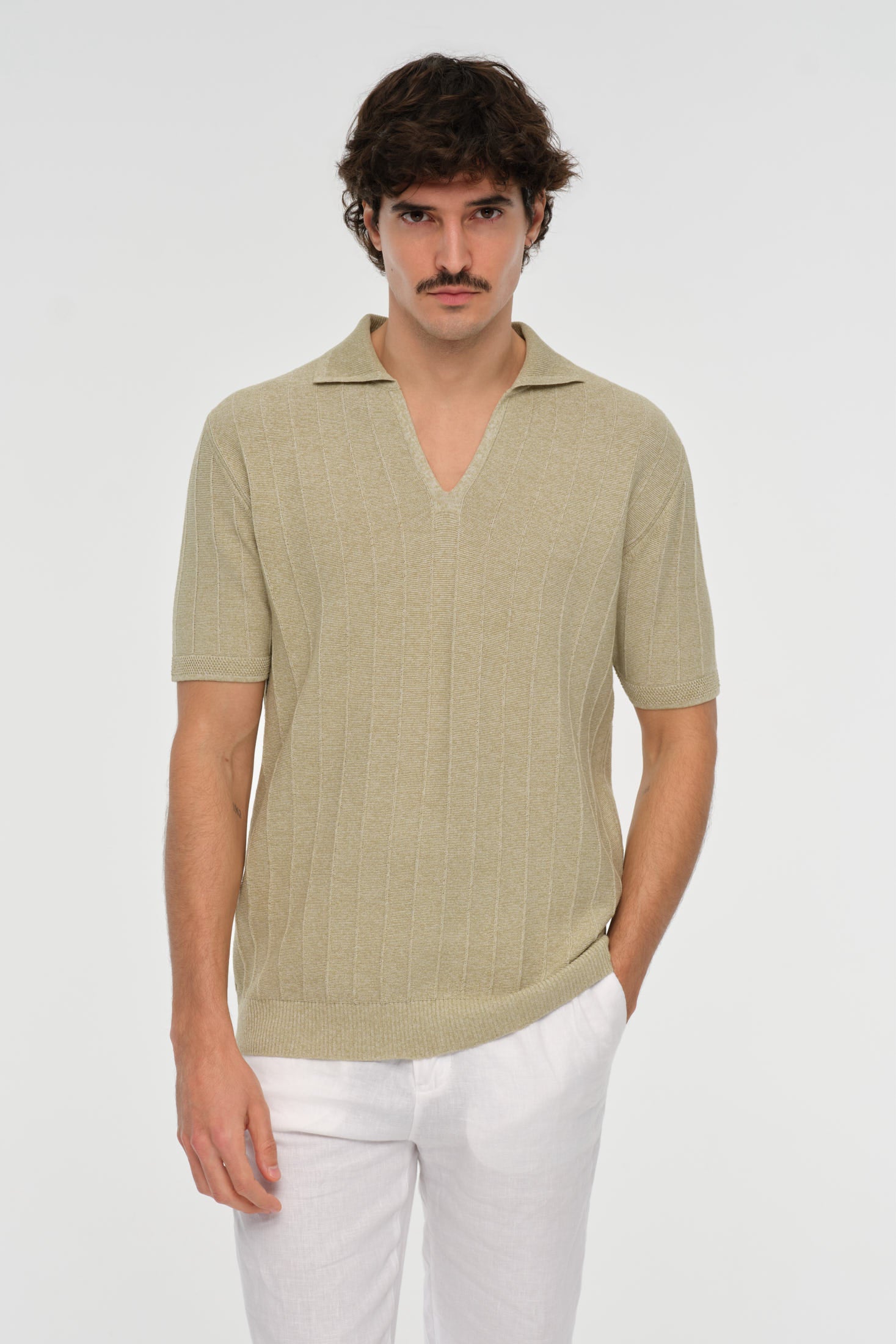 Strick-Polo mit offenem Kragen | Relaxed Tailored Eleganz – Modell 8042