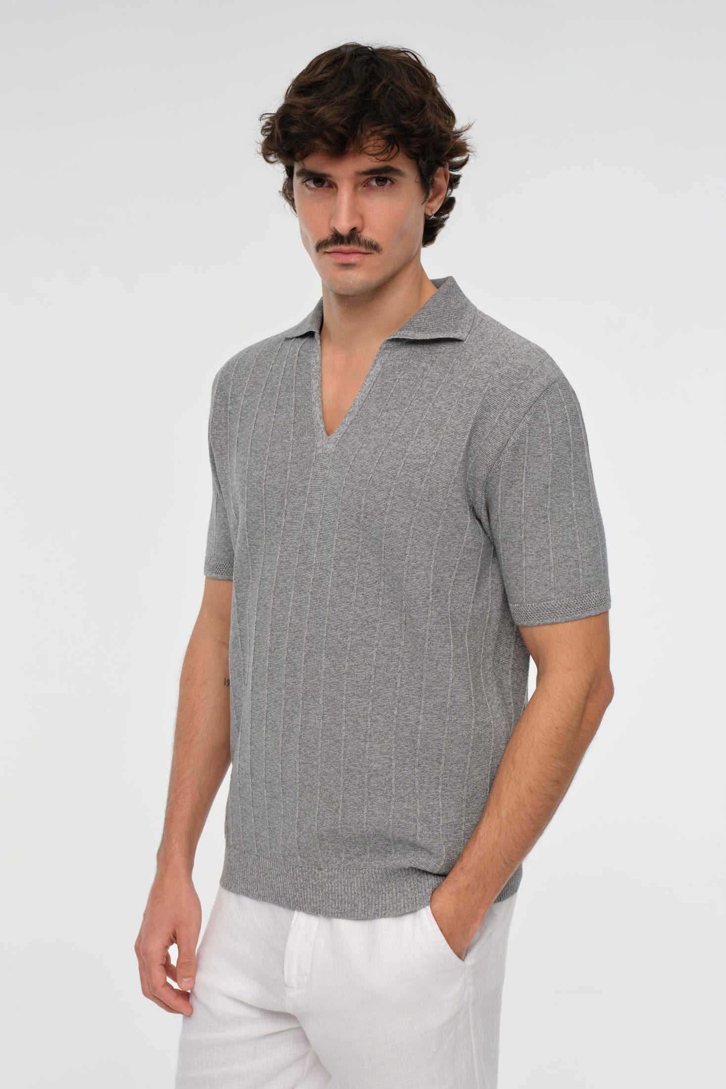 Strick-Polo mit offenem Kragen | Relaxed Tailored Eleganz – Modell 8042