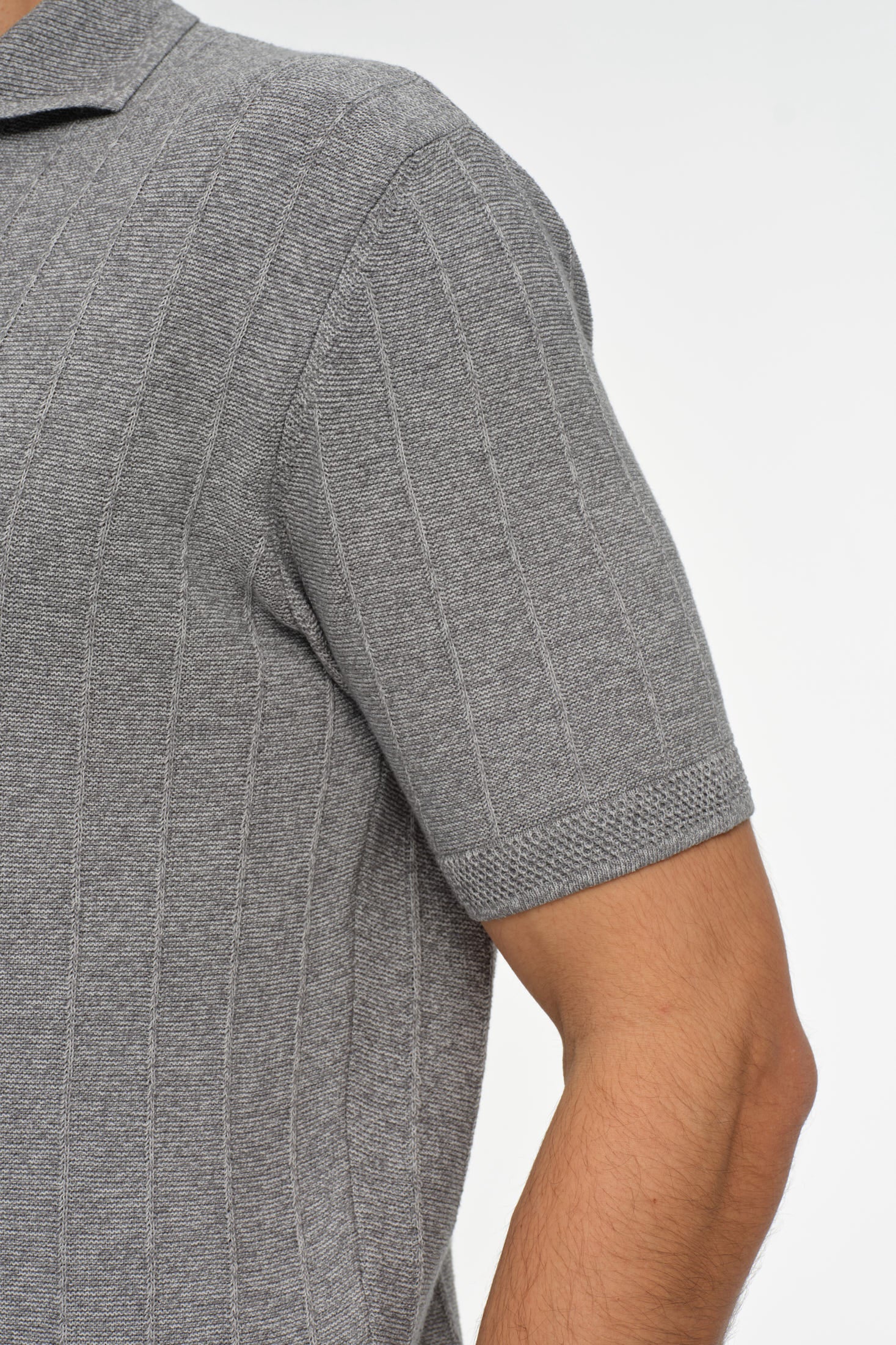 Strick-Polo mit offenem Kragen | Relaxed Tailored Eleganz – Modell 8042