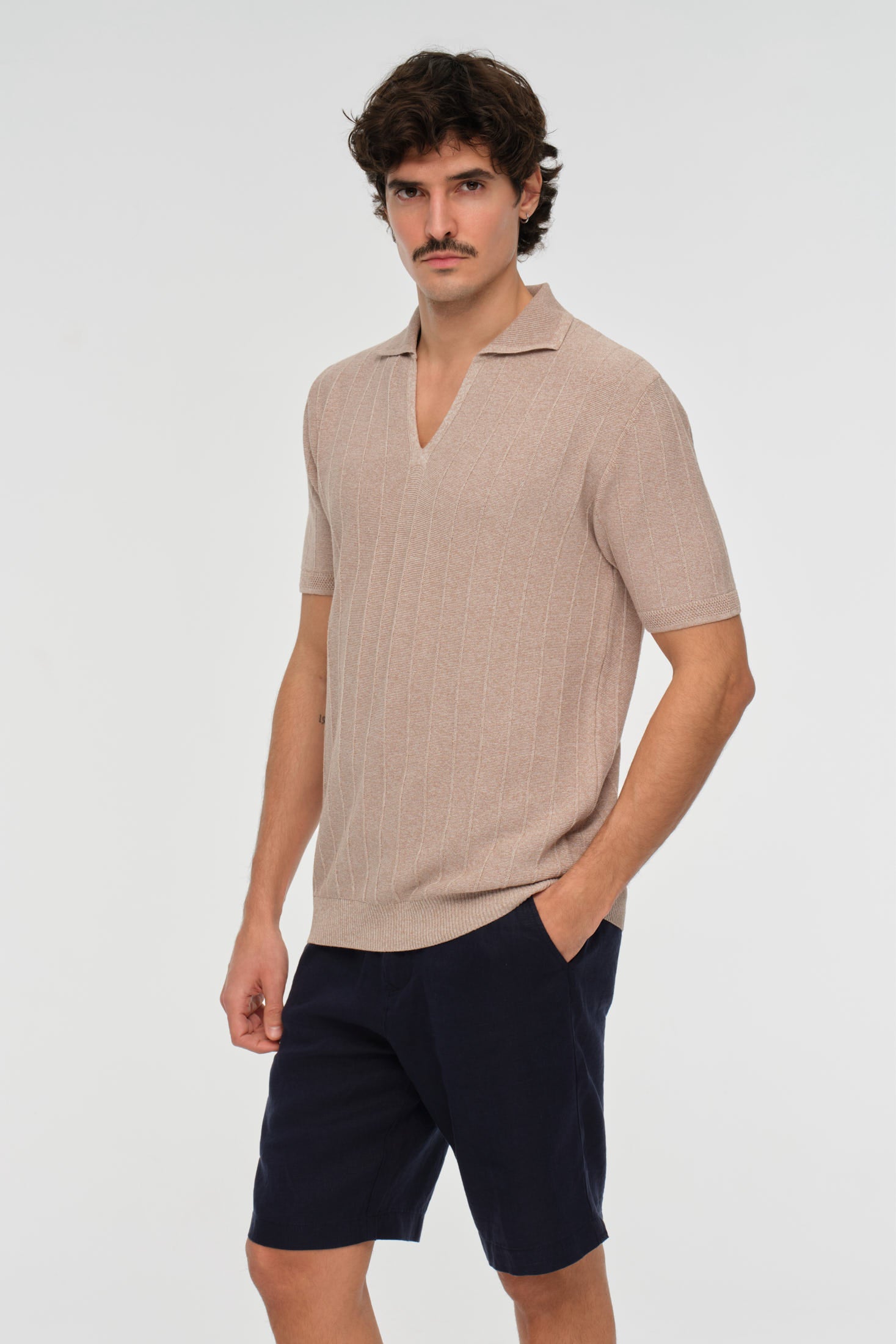 Strick-Polo mit offenem Kragen | Relaxed Tailored Eleganz – Modell 8042
