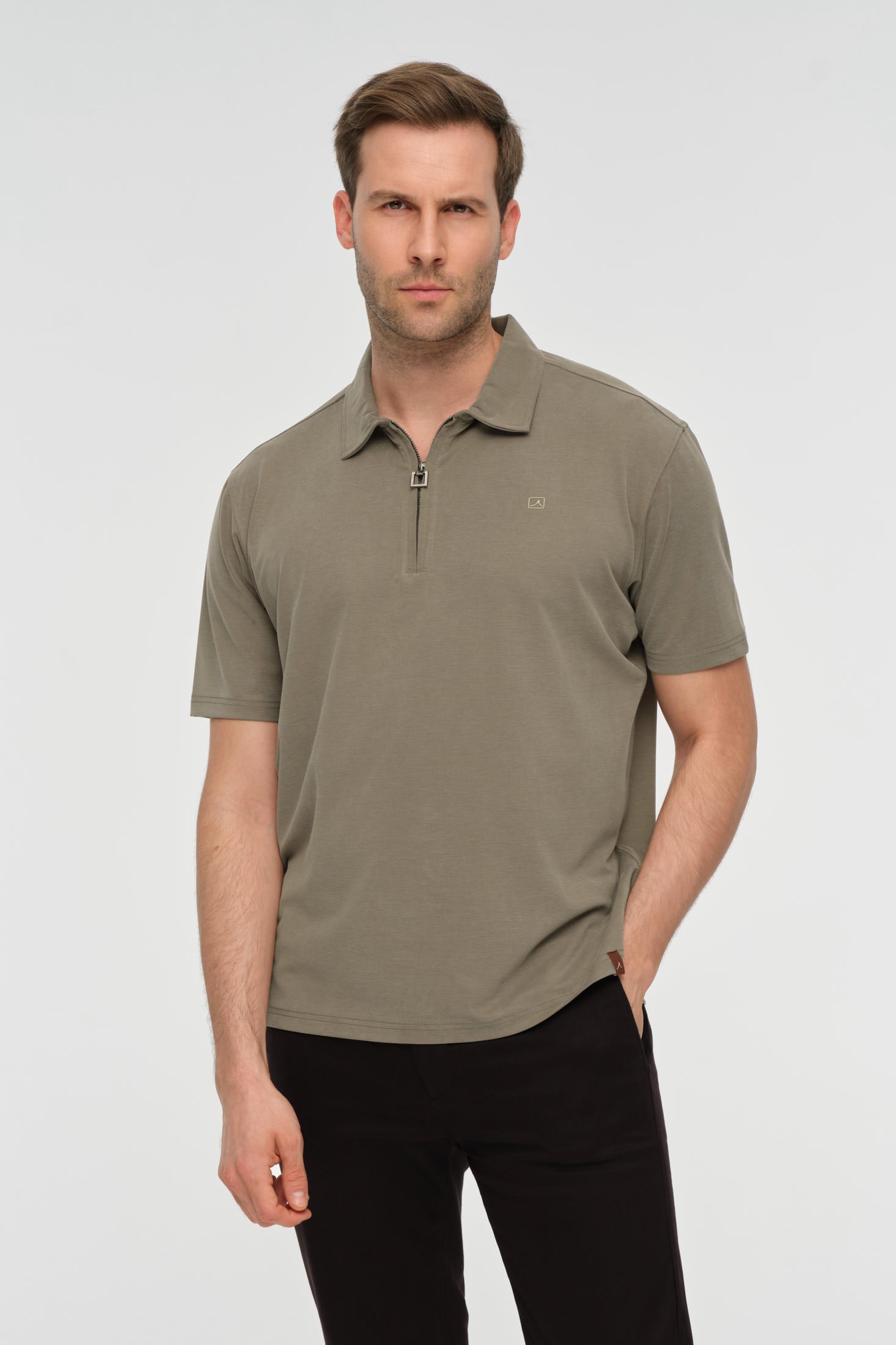 Getailleerde zip polo | TENCEL™ stretch blend voor moderne business casual – Model 8039