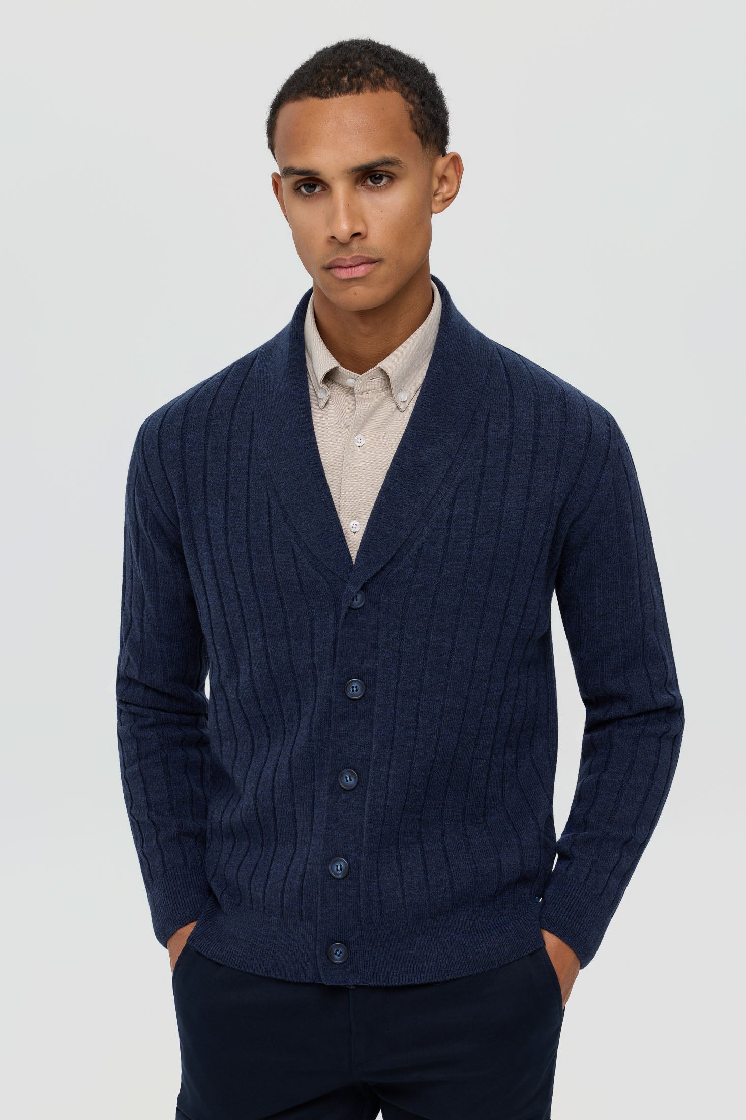 Hochwertige Herren-Strickjacke mit Schalkragen – Woll-Kaschmir-Mischung | Modell 8026