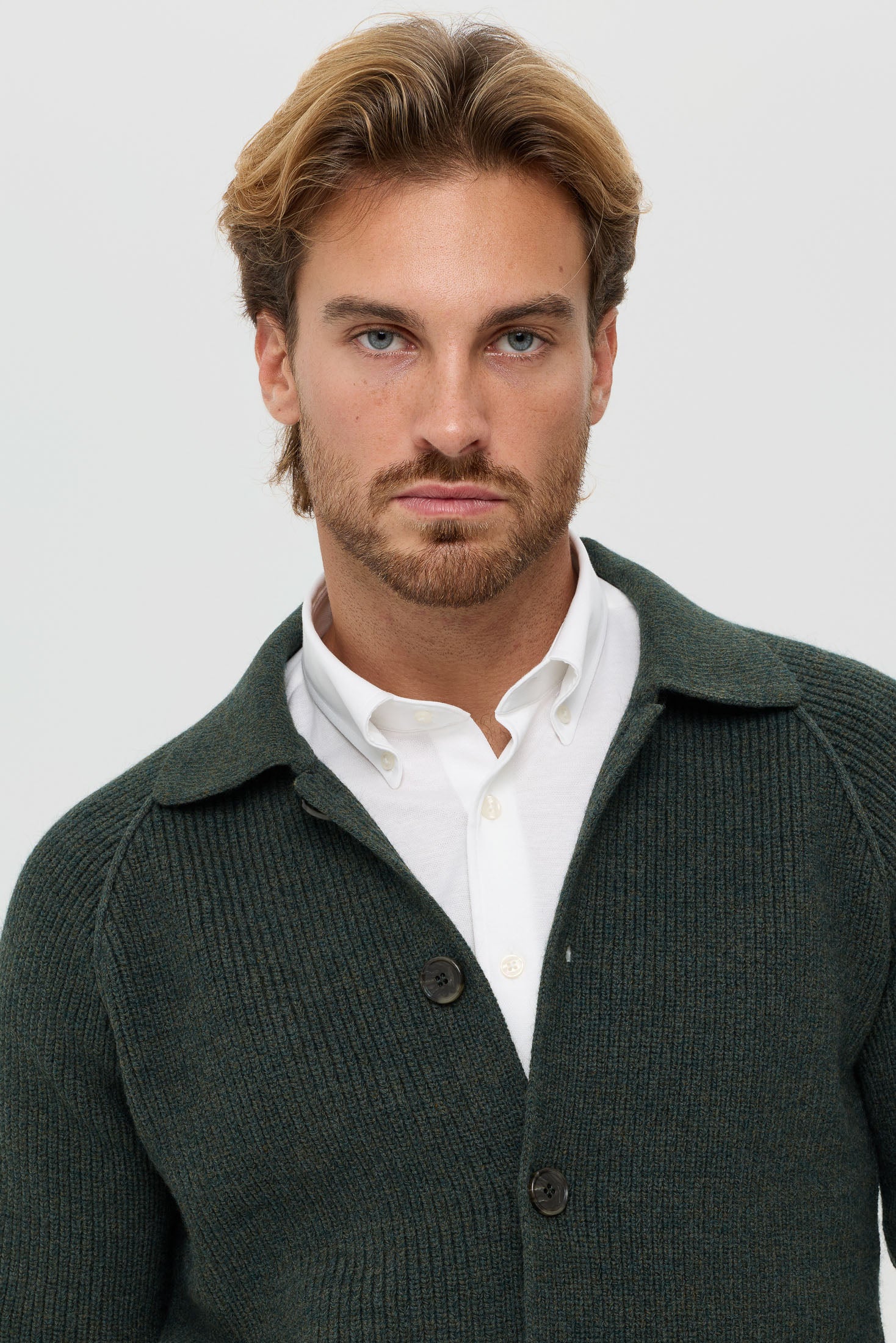 Hochwertiger Herren-Strickcardigan mit Knöpfen – Rippstrickstruktur | Modell 8027