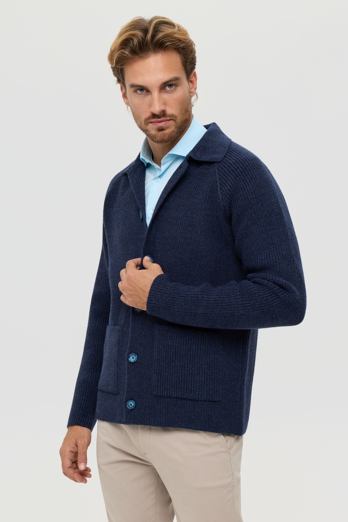 Hochwertiger Herren-Strickcardigan mit Knöpfen – Rippstrickstruktur | Modell 8027